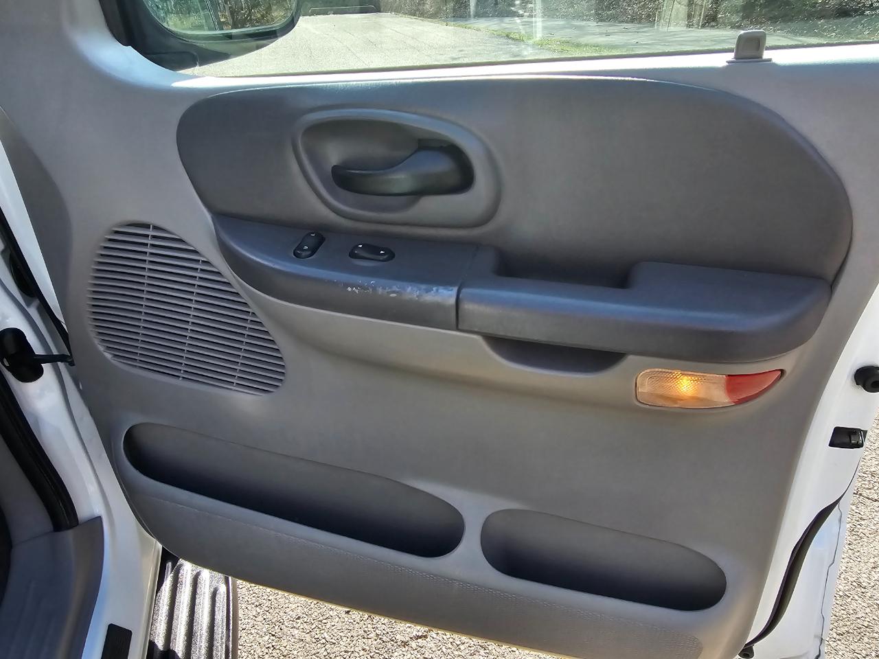 Ford F-150 SuperCrew Crew Cab 139" XLT 2001