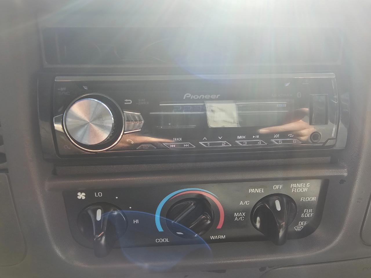 Ford F-150 SuperCrew Crew Cab 139" XLT 2001