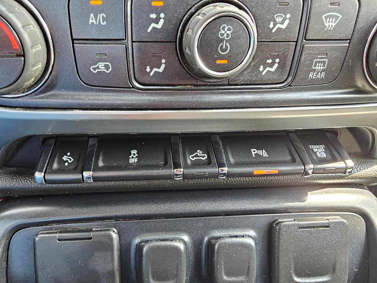 Chevrolet Silverado 2500HD Built After Aug 14 4WD Crew Cab 153.7" LTZ 2015