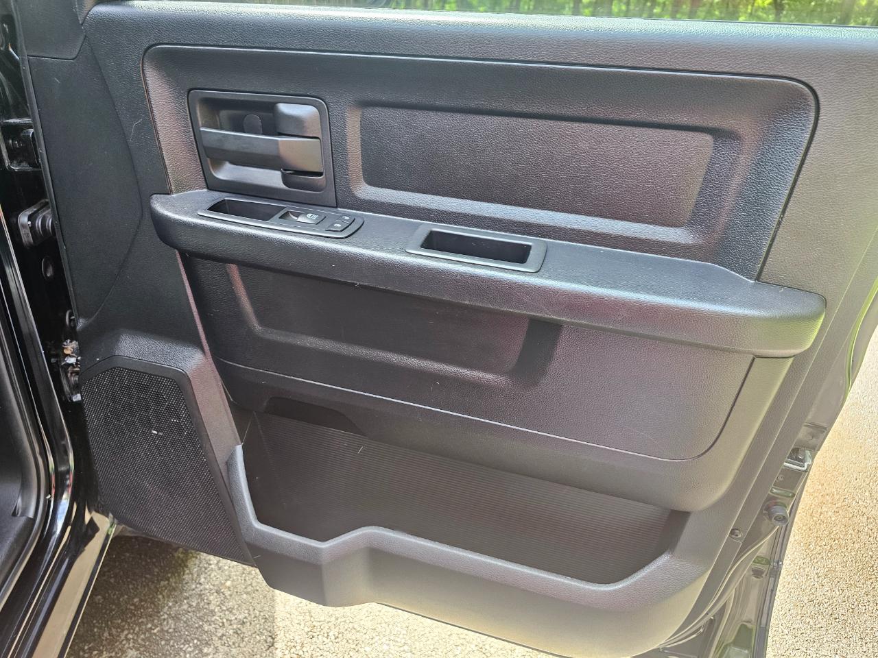 RAM 1500 4WD Crew Cab 140.5" Express 2014