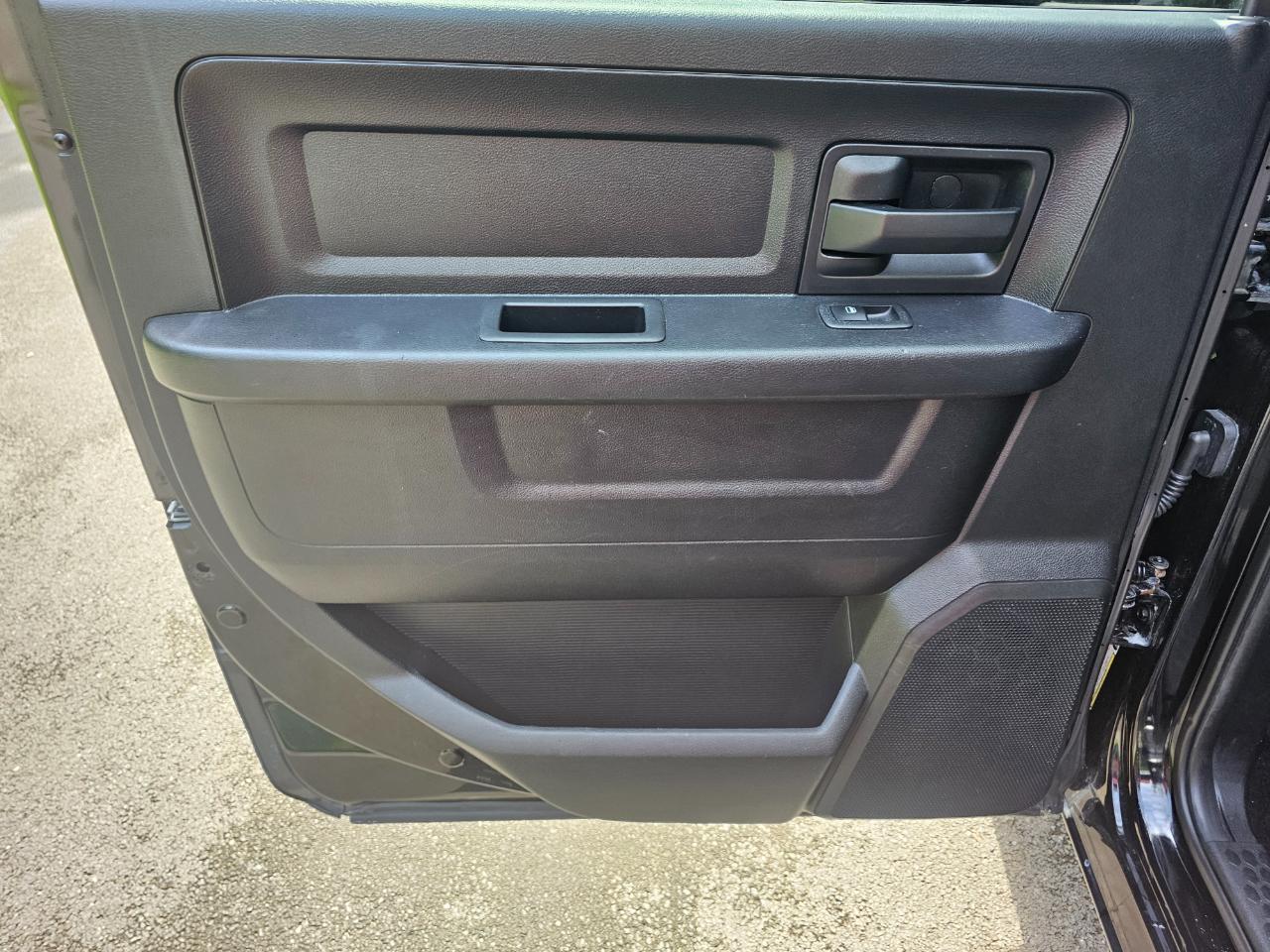 RAM 1500 4WD Crew Cab 140.5" Express 2014