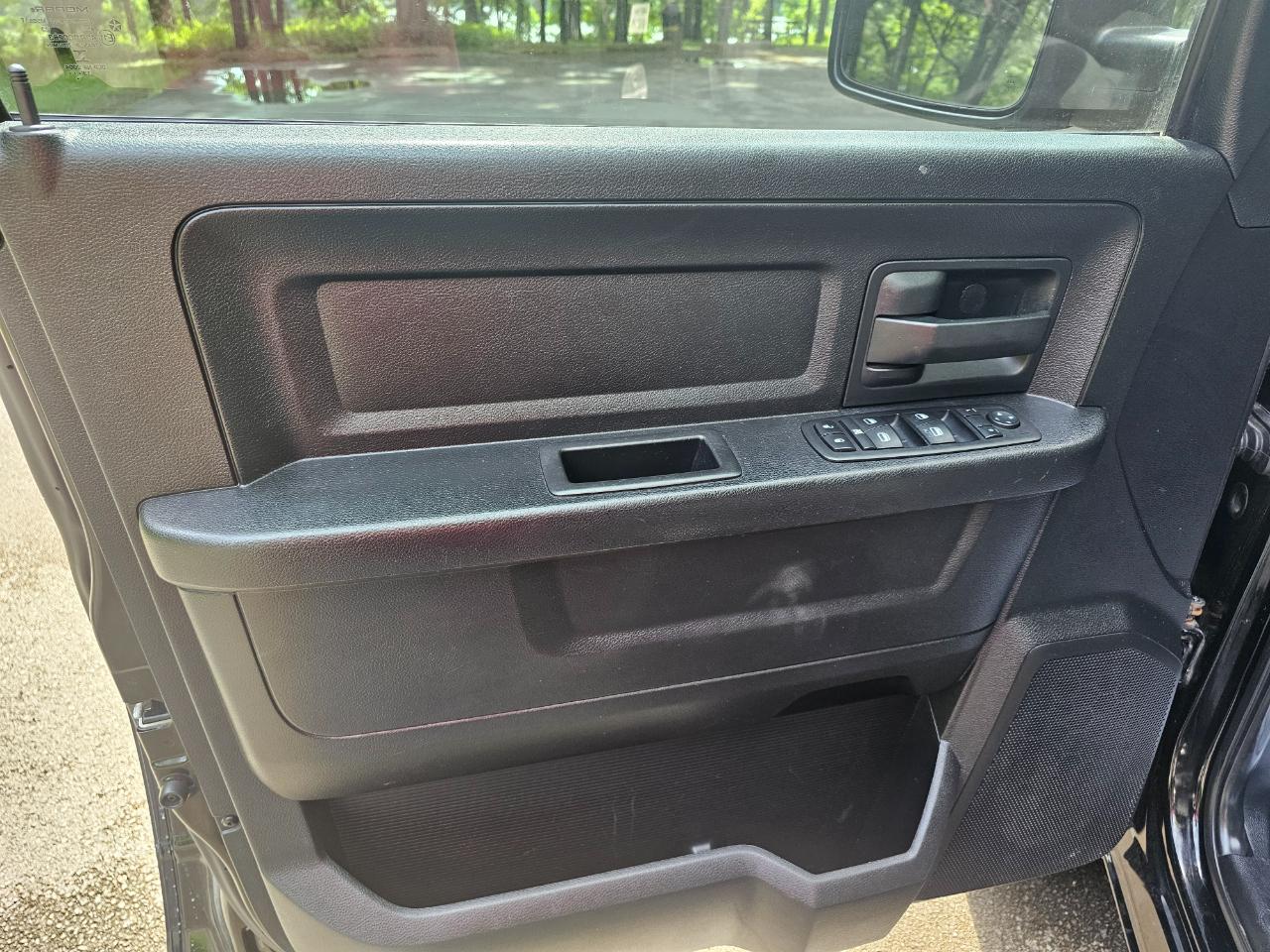 RAM 1500 4WD Crew Cab 140.5" Express 2014