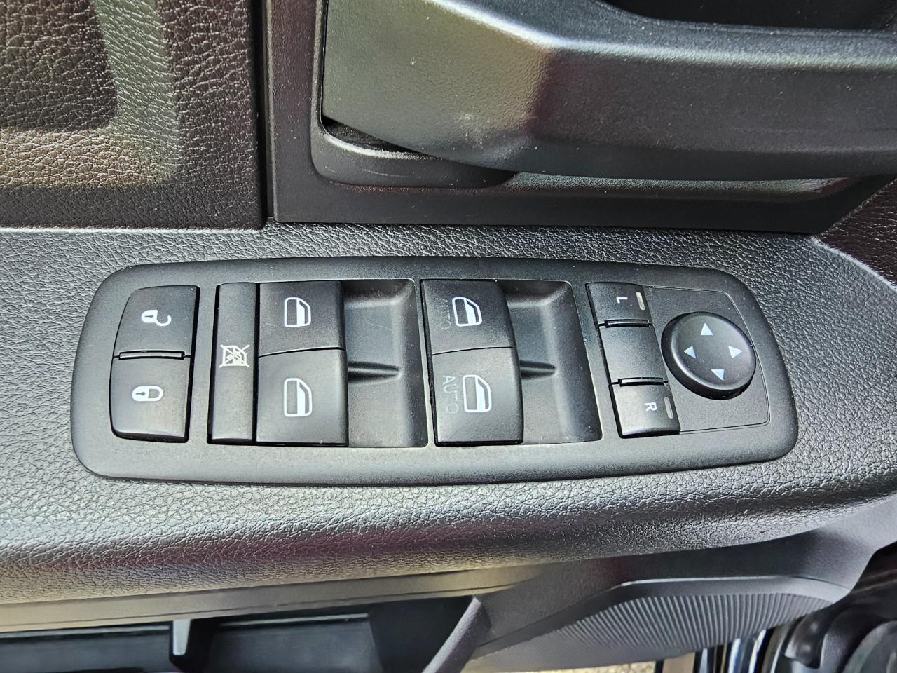 RAM 1500 4WD Crew Cab 140.5" Express 2014