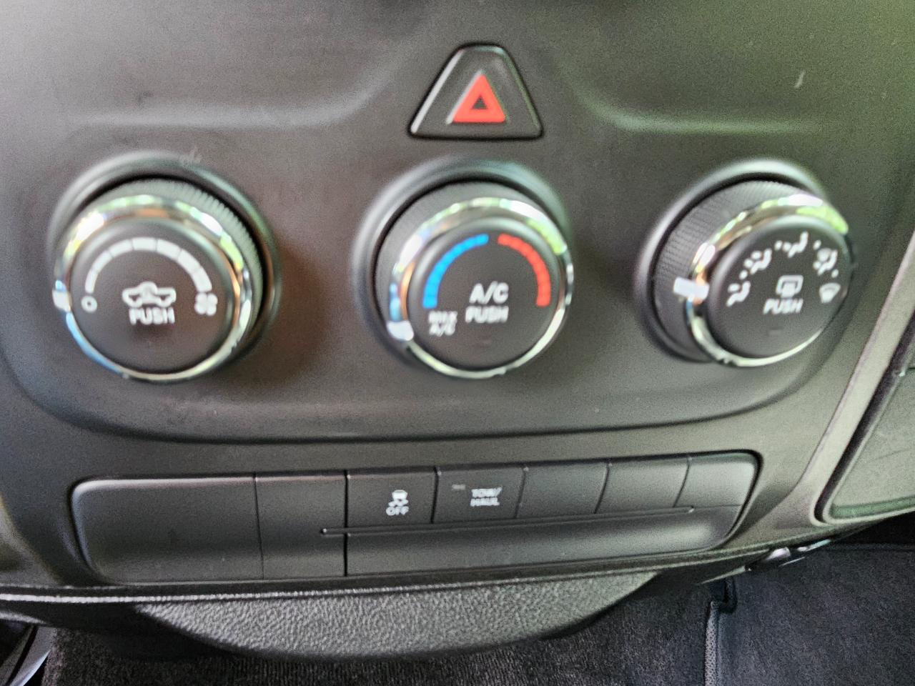 RAM 1500 4WD Crew Cab 140.5" Express 2014