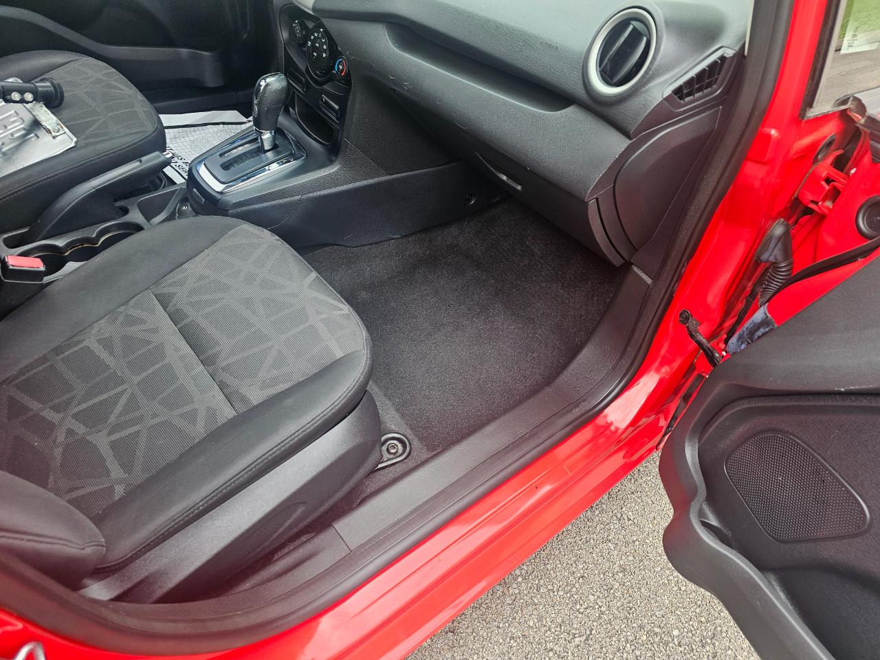 Ford Fiesta 4dr Sdn SE 2013
