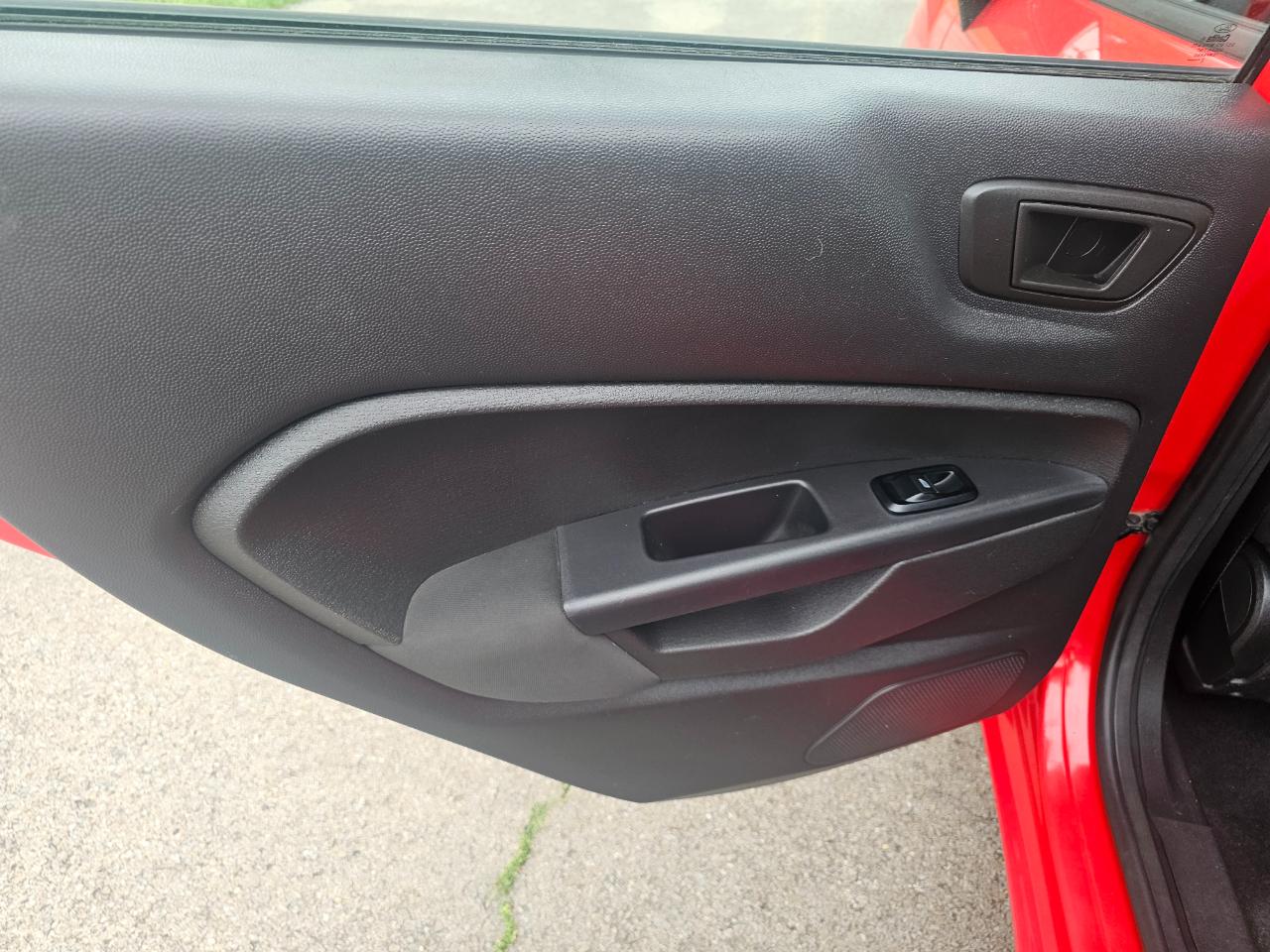 Ford Fiesta 4dr Sdn SE 2013