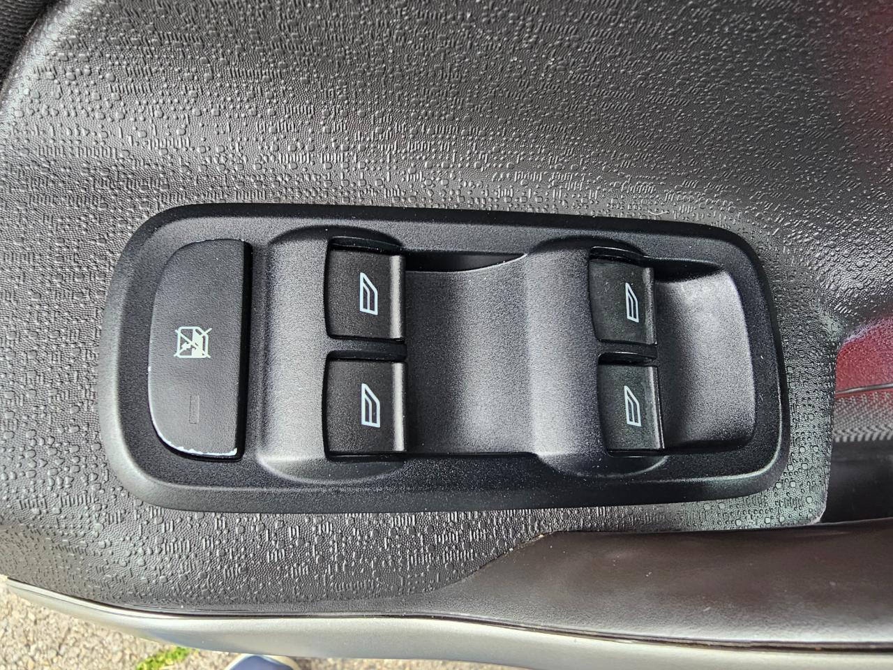 Ford Fiesta 4dr Sdn SE 2013