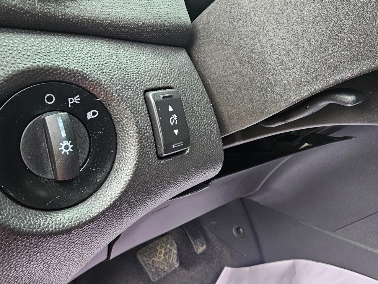 Ford Fiesta 4dr Sdn SE 2013