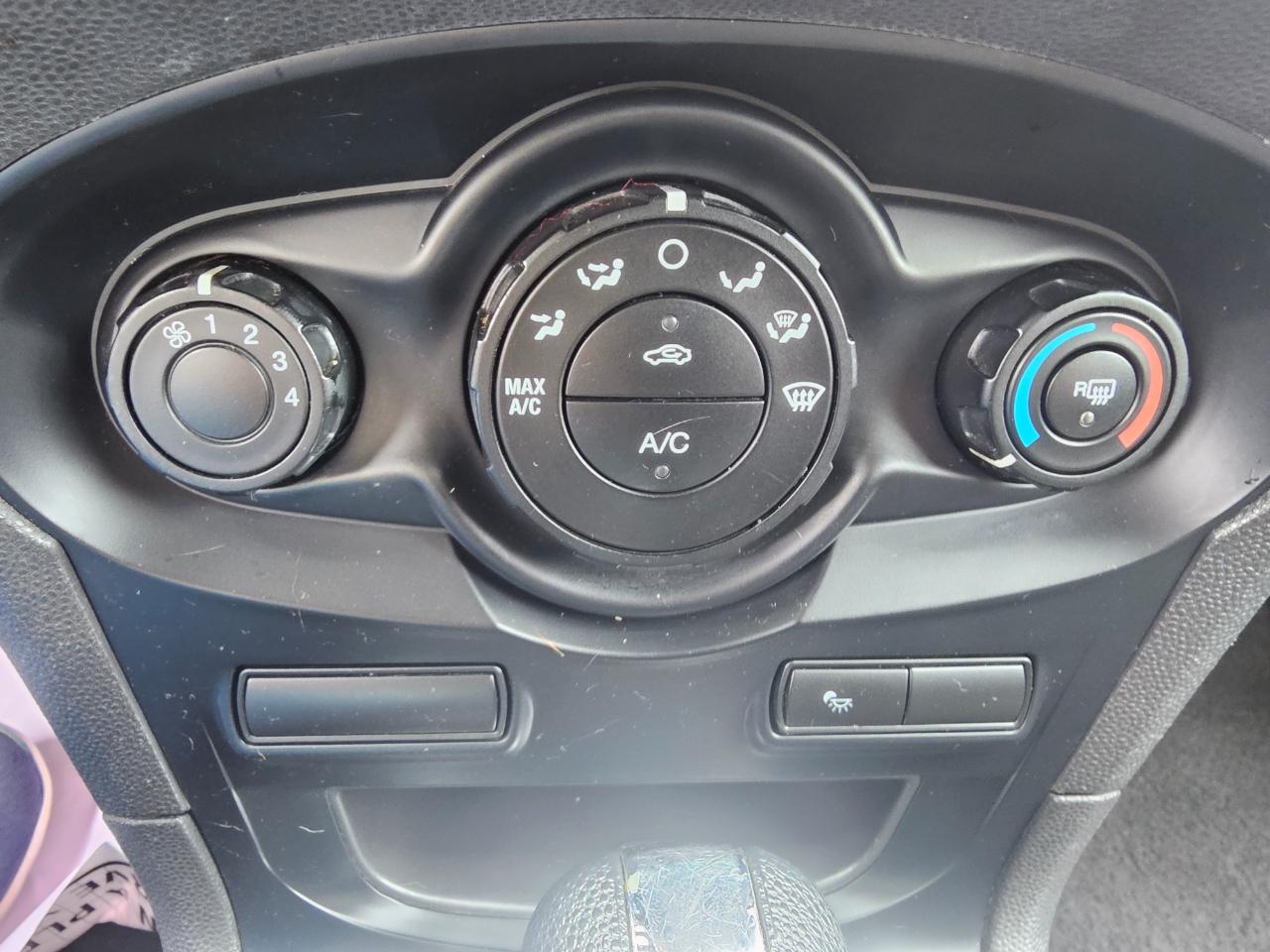 Ford Fiesta 4dr Sdn SE 2013