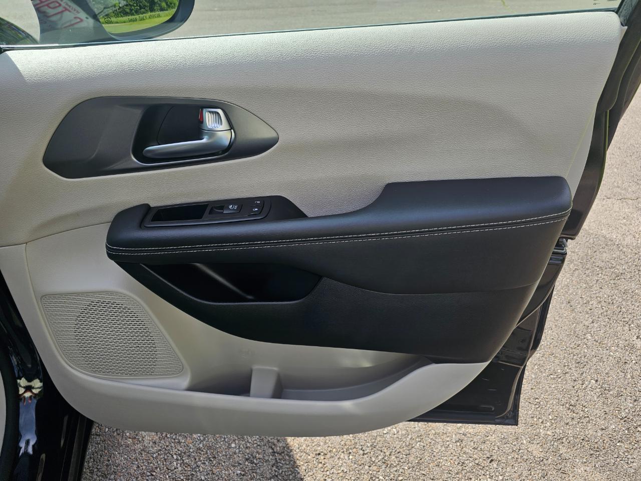 Chrysler Pacifica Touring L FWD 2023
