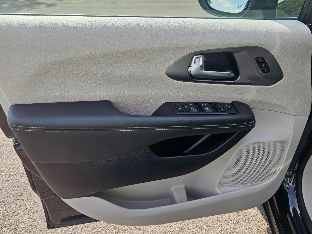Chrysler Pacifica Touring L FWD 2023