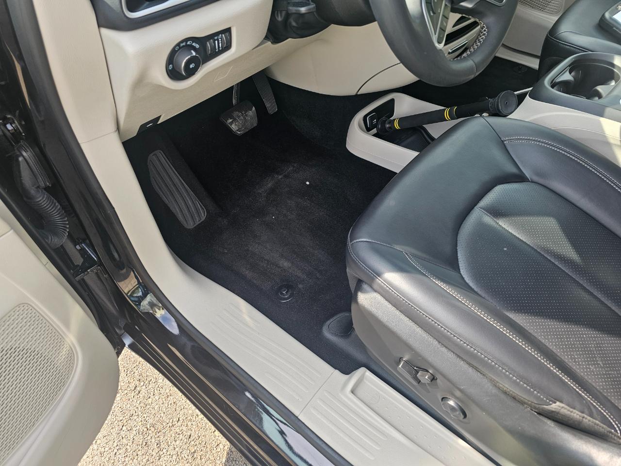 Chrysler Pacifica Touring L FWD 2023