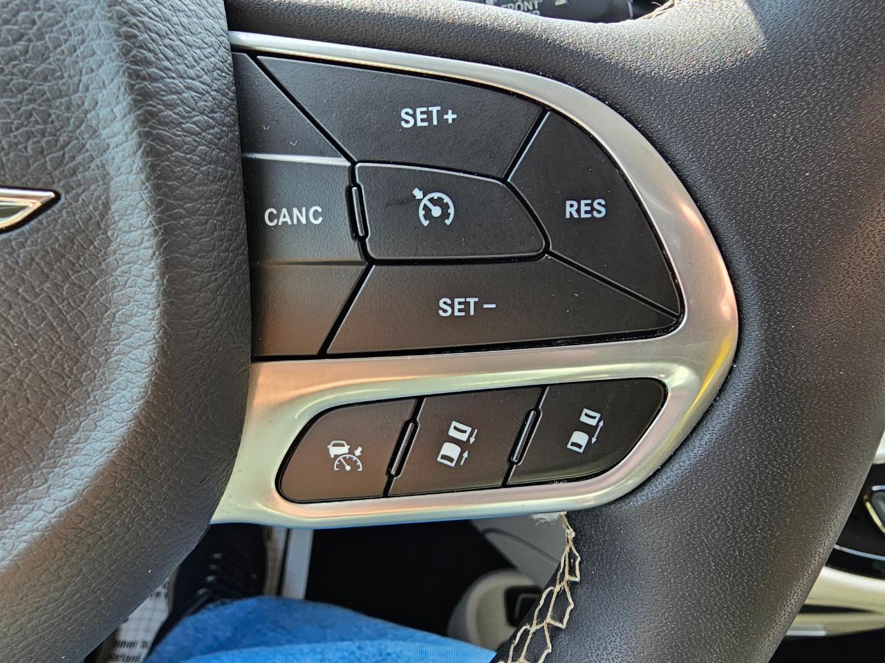 Chrysler Pacifica Touring L FWD 2023