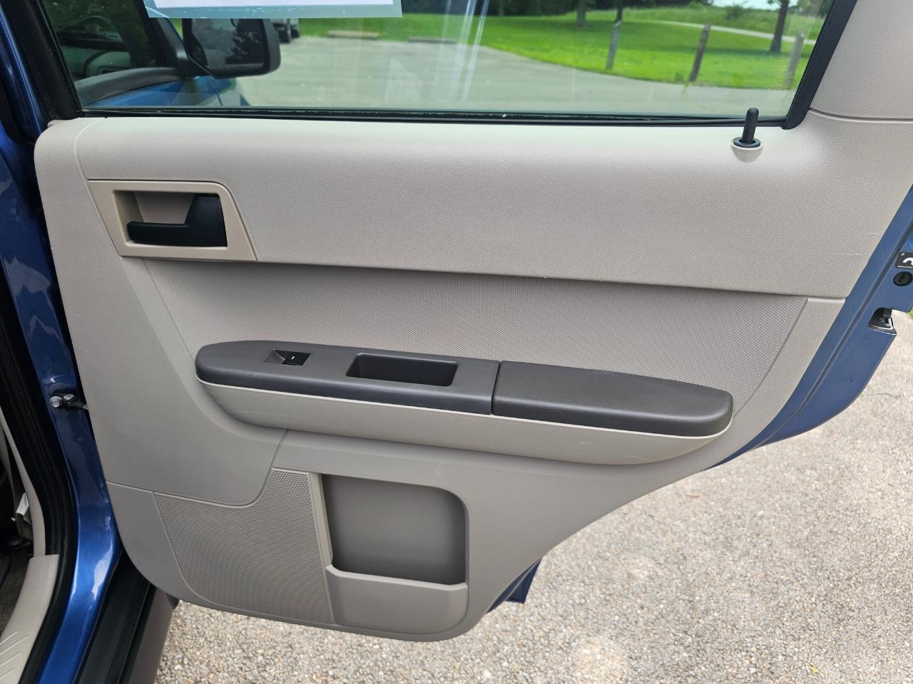 Ford Escape FWD 4dr XLS 2010