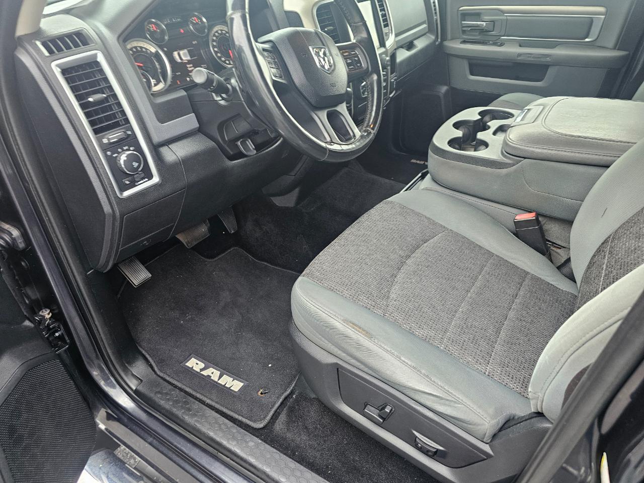RAM 1500 4WD Crew Cab 140.5" Big Horn 2015