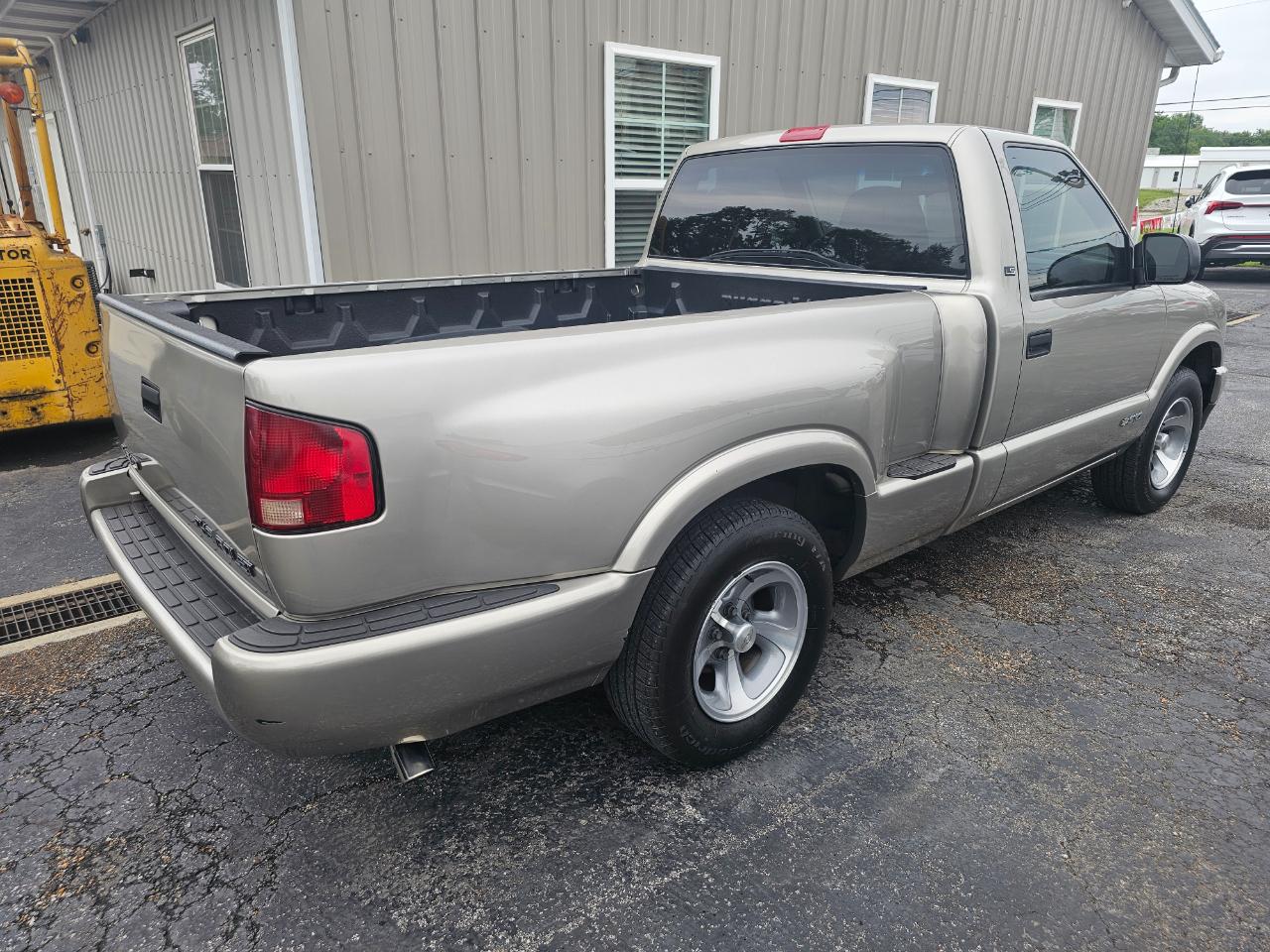 Chevrolet S-10 Reg Cab 108" WB LS 1999