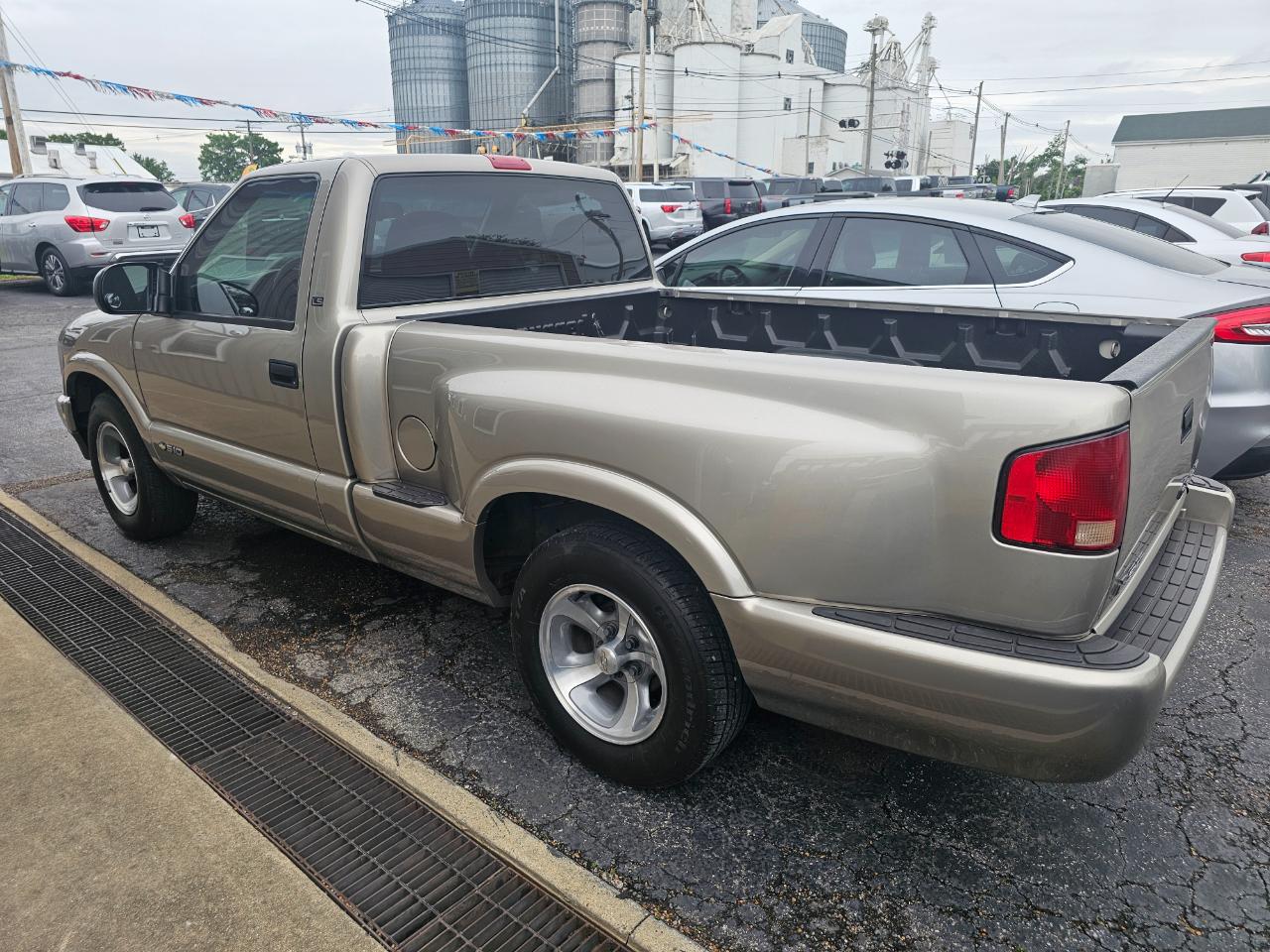 Chevrolet S-10 Reg Cab 108" WB LS 1999