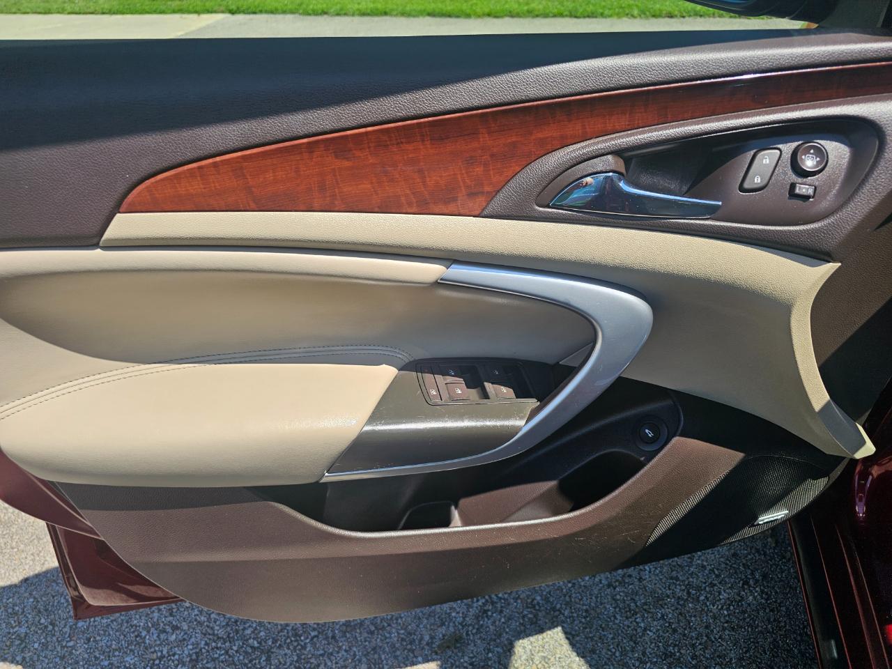 Buick Regal 4dr Sdn Premium II FWD 2016