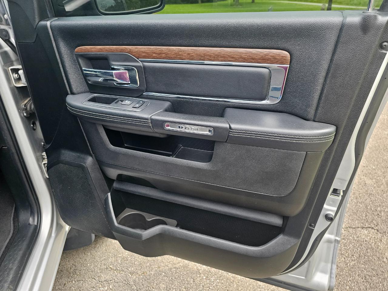 RAM 1500 Laramie 4x4 Crew Cab 5'7" Box 2017