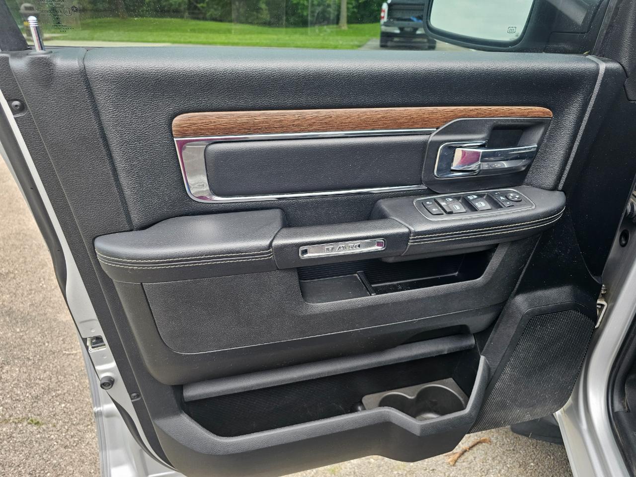 RAM 1500 Laramie 4x4 Crew Cab 5'7" Box 2017