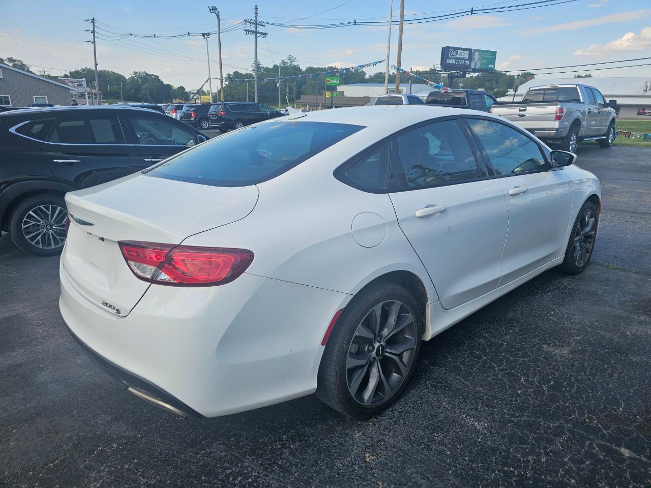 Chrysler 200 4dr Sdn S AWD 2015