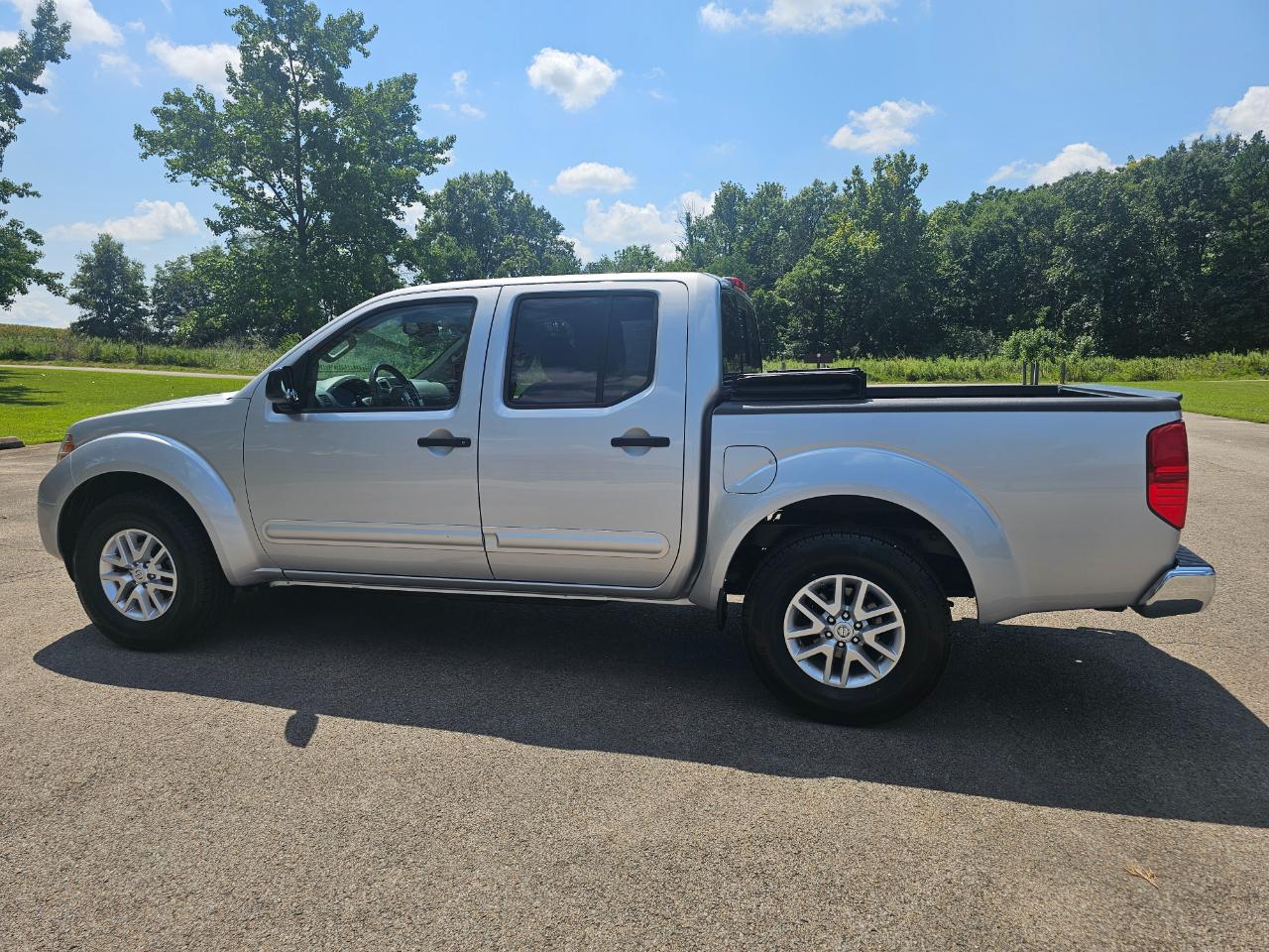 Nissan Frontier 2WD Crew Cab SWB Auto SV 2015