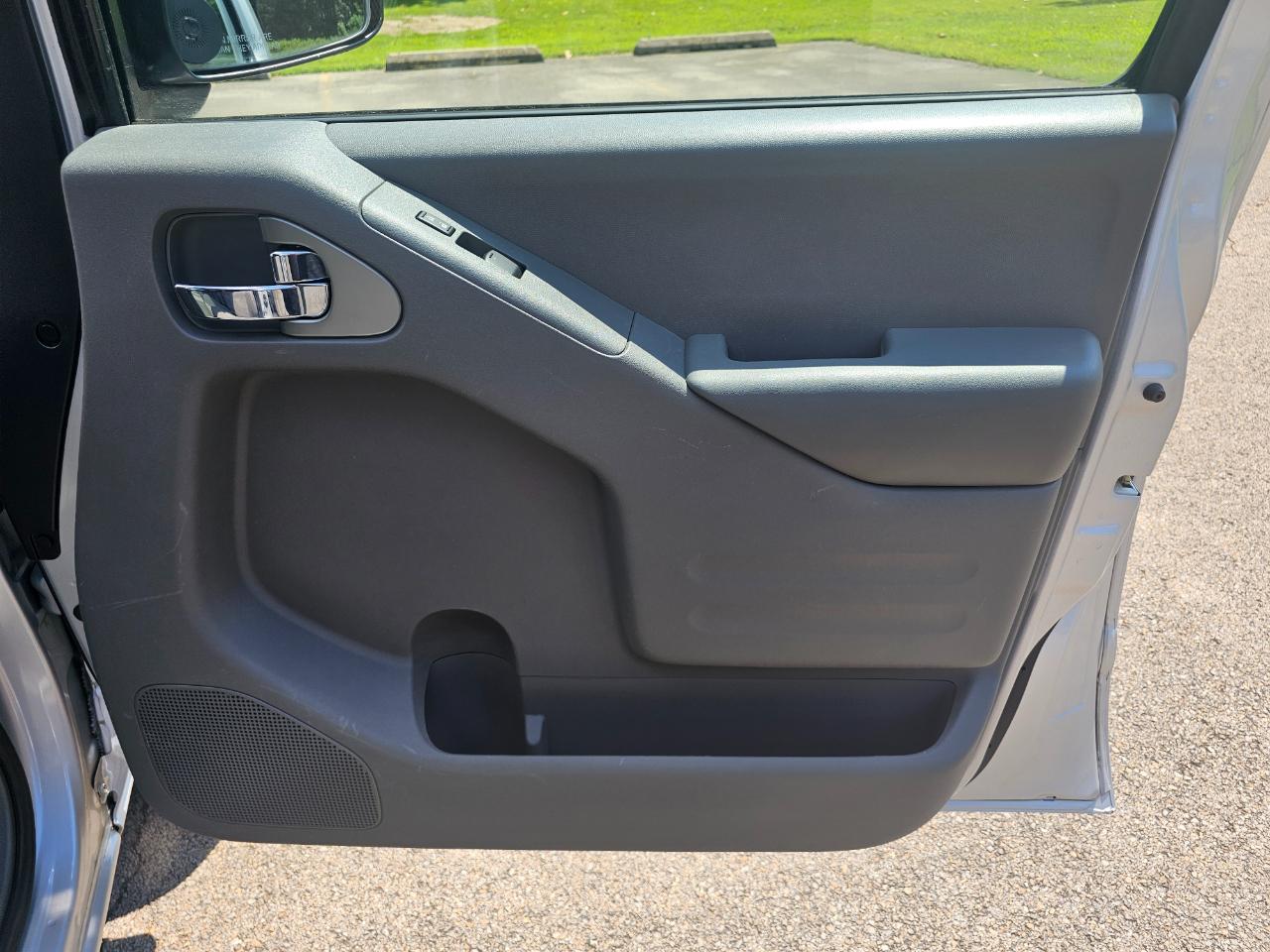 Nissan Frontier 2WD Crew Cab SWB Auto SV 2015