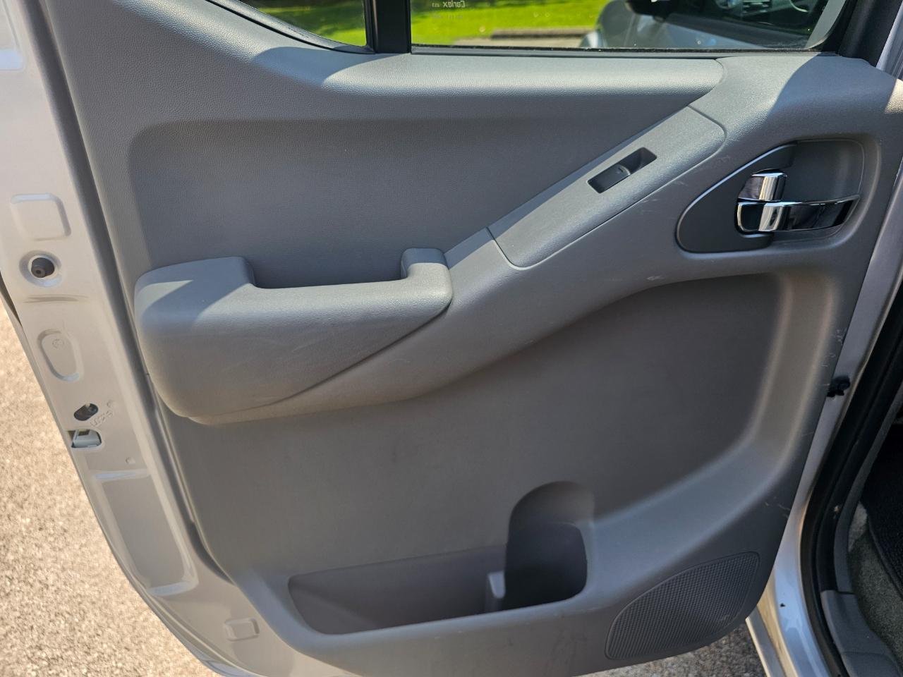 Nissan Frontier 2WD Crew Cab SWB Auto SV 2015