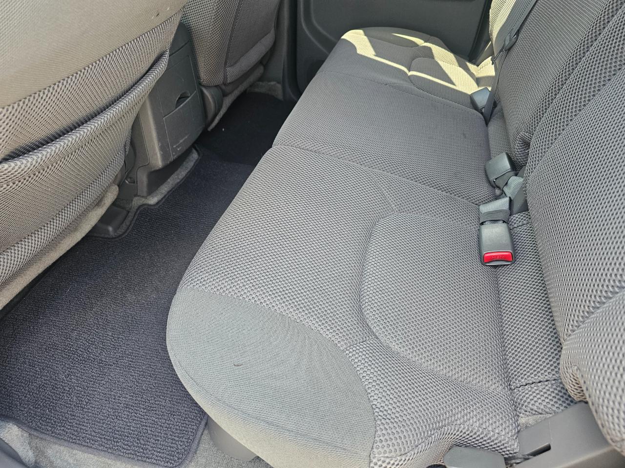 Nissan Frontier 2WD Crew Cab SWB Auto SV 2015