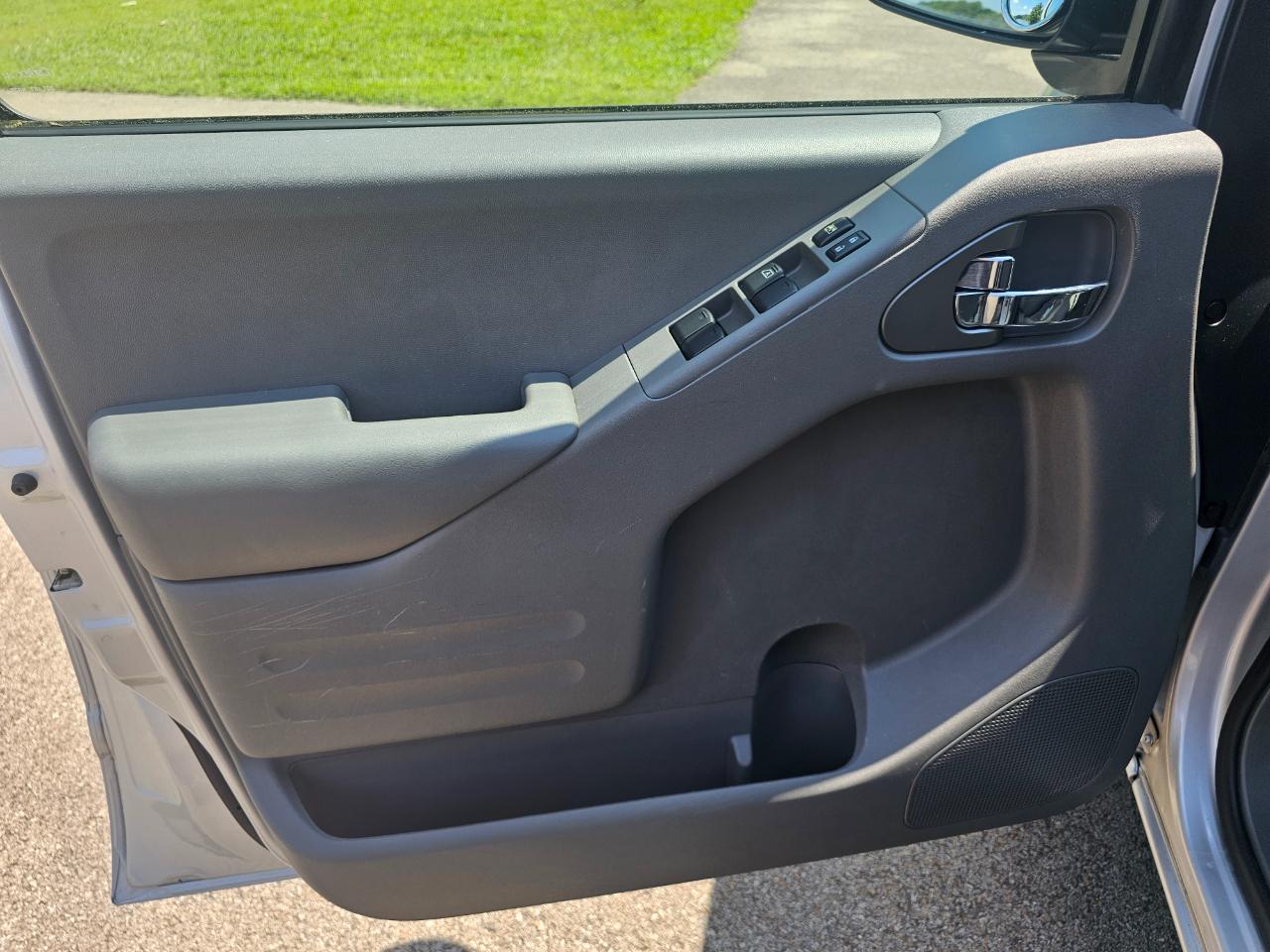 Nissan Frontier 2WD Crew Cab SWB Auto SV 2015