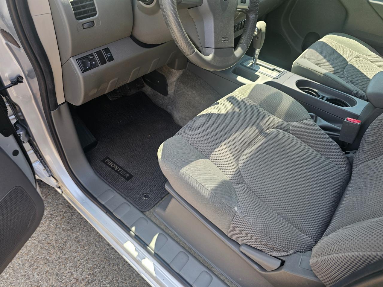 Nissan Frontier 2WD Crew Cab SWB Auto SV 2015