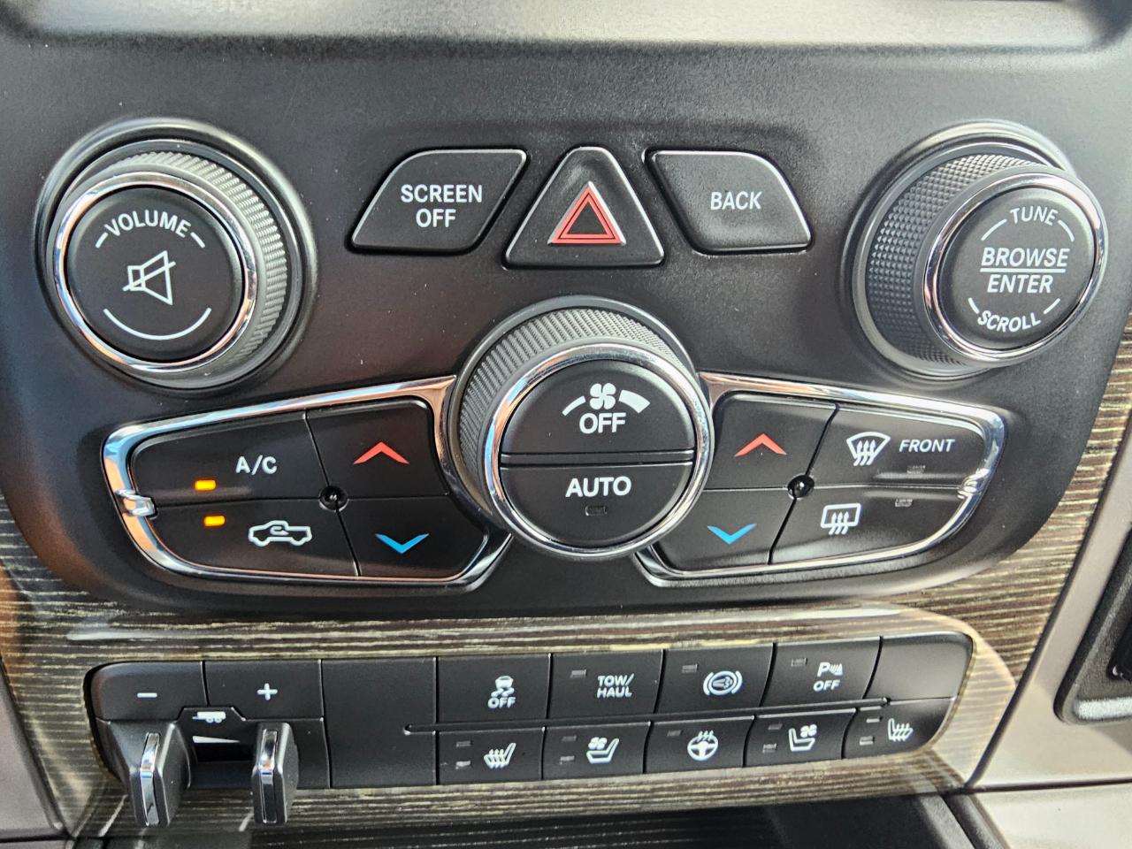 RAM 2500 4WD Crew Cab 149" Longhorn Limited 2015