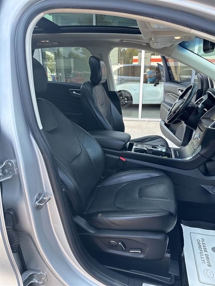 2019 Ford Edge Titanium photo 19