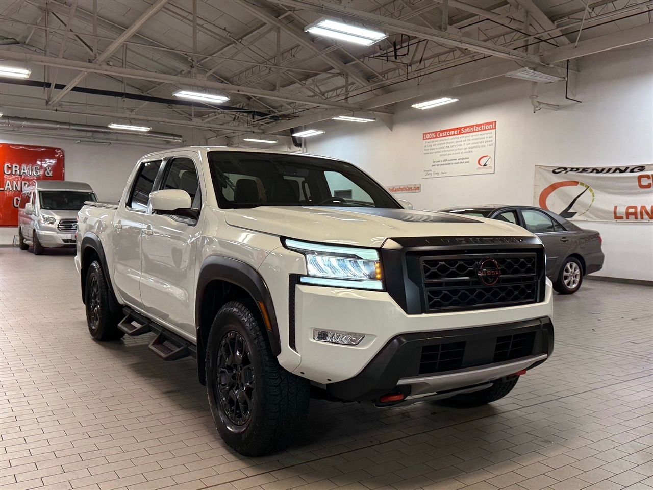 2023 Nissan Frontier Crew Cab photo 2