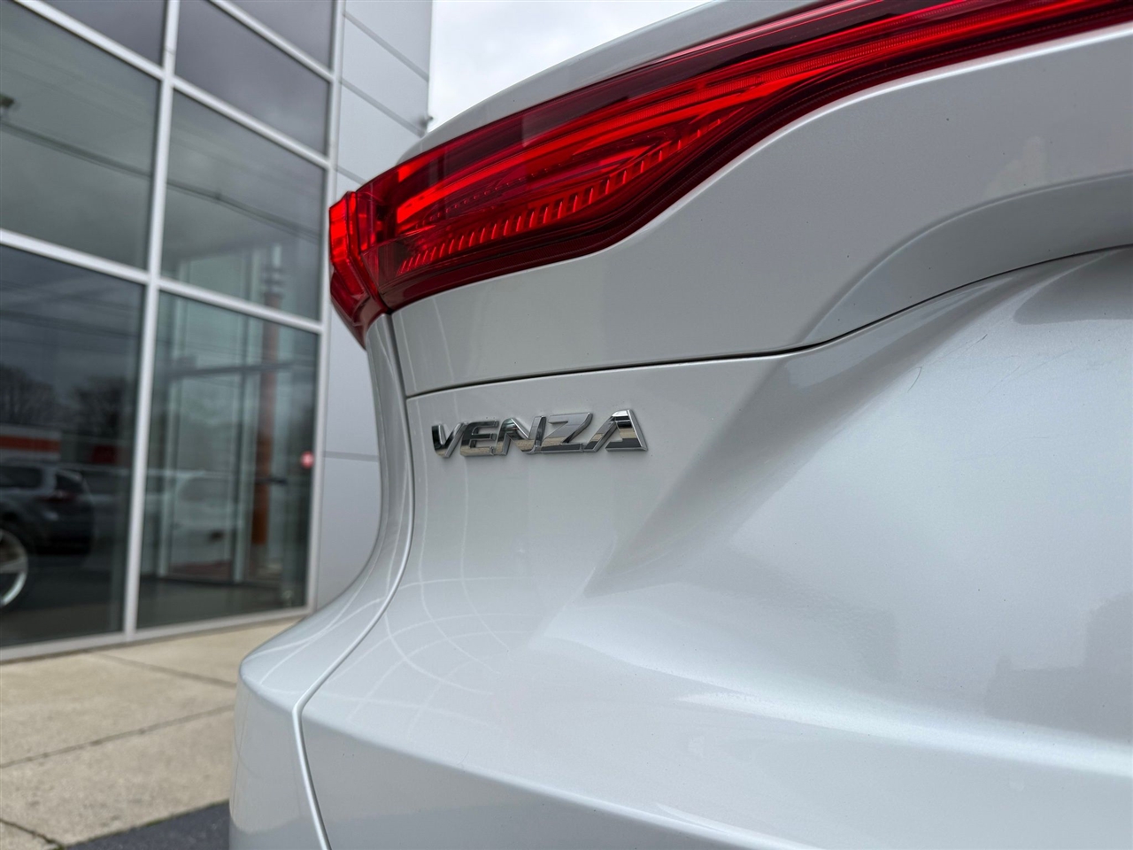 2023 Toyota Venza Limited photo 3