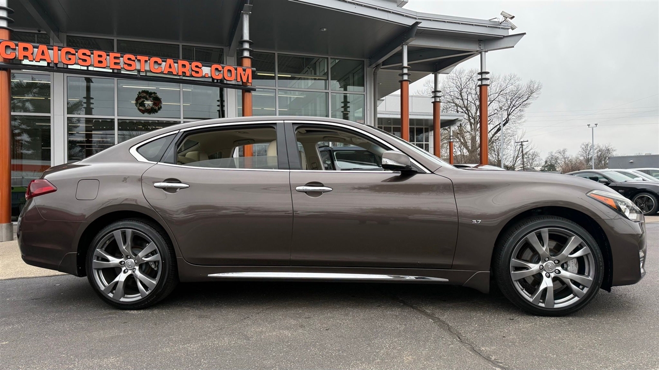 Infiniti Q70  2016