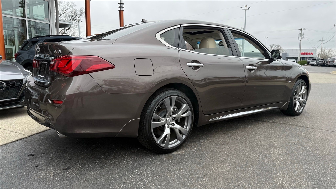 Infiniti Q70  2016