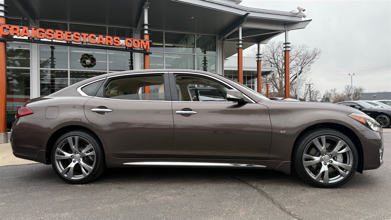 Infiniti Q70  2016
