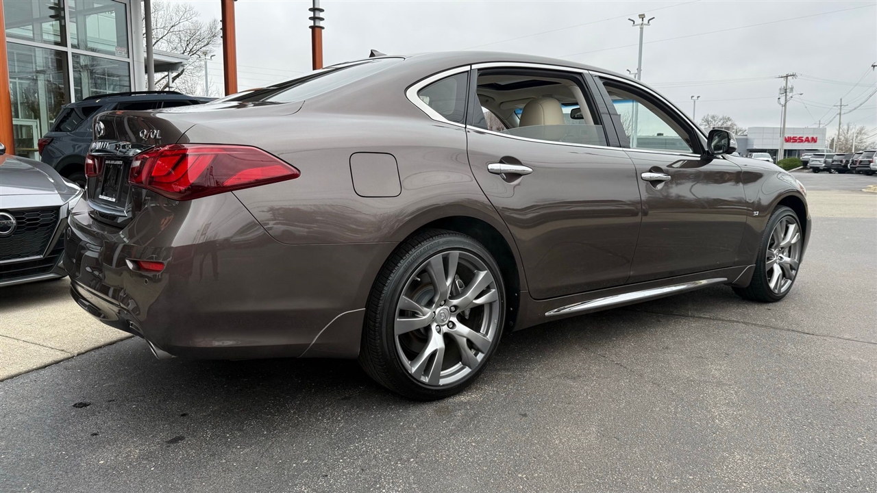 Infiniti Q70  2016