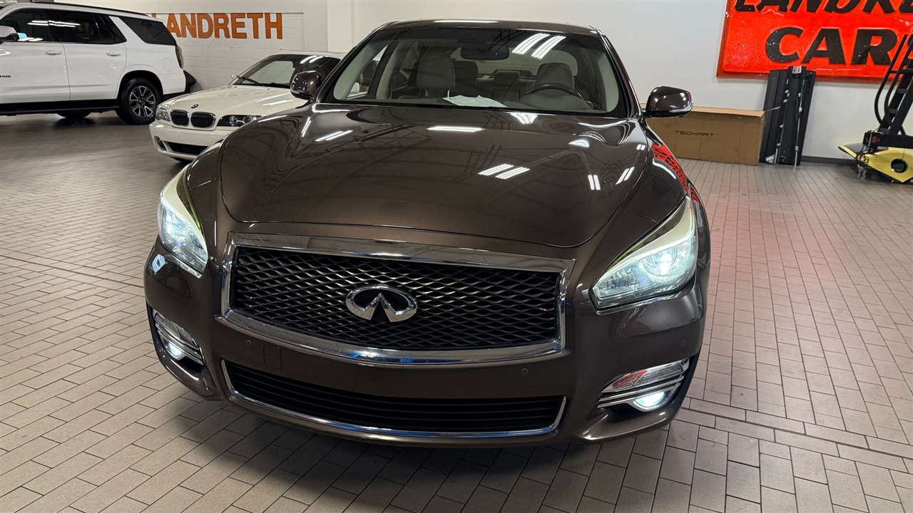 Infiniti Q70  2016