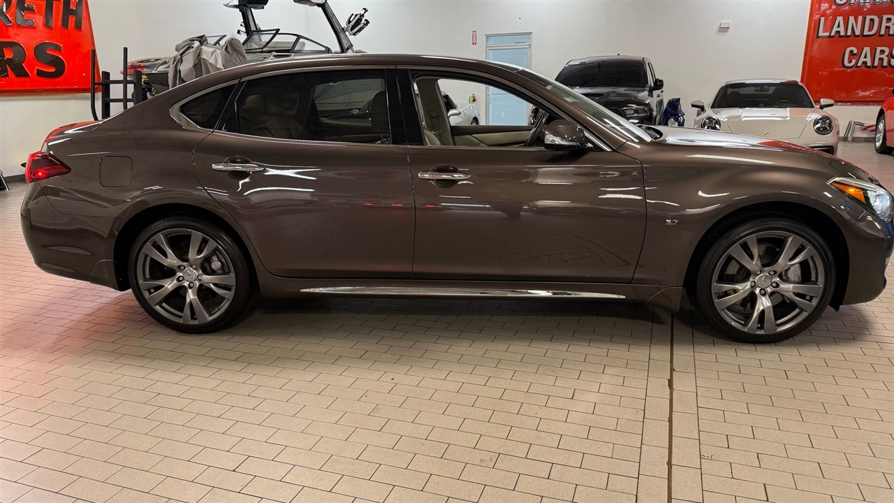 Infiniti Q70  2016