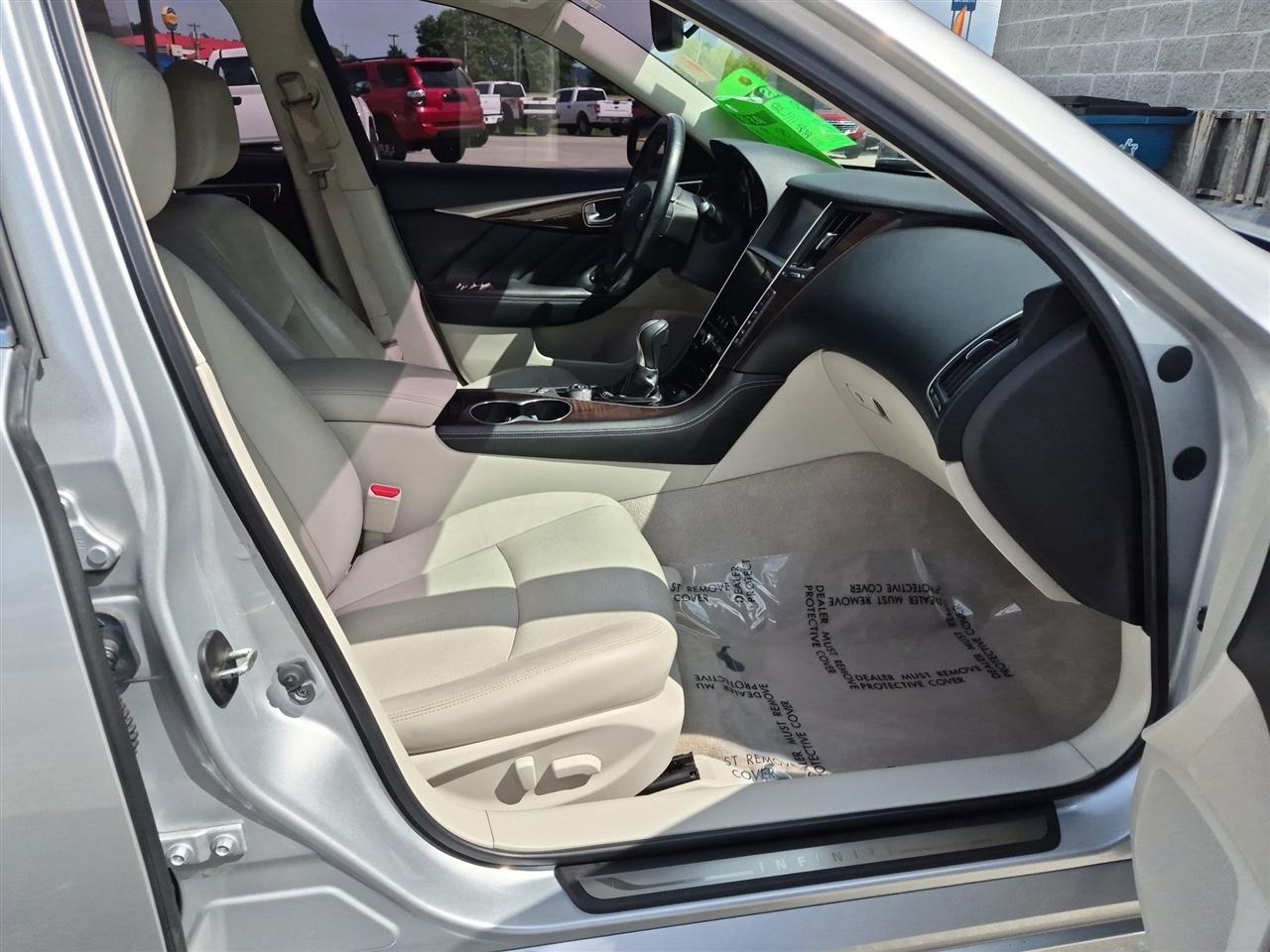 Infiniti Q50  2015
