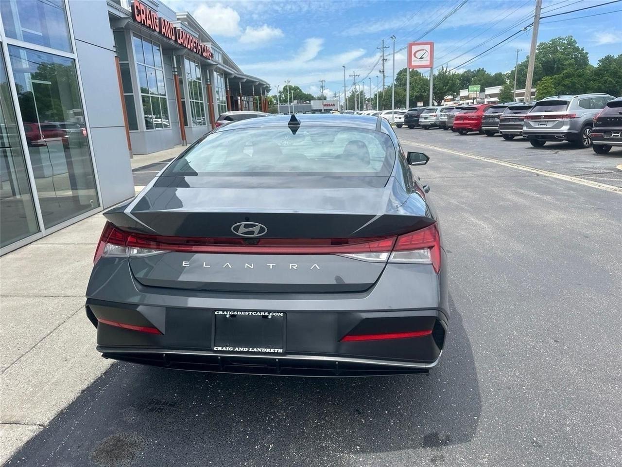 Hyundai Elantra  2025
