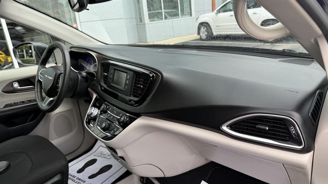 Chrysler Pacifica LX 2017