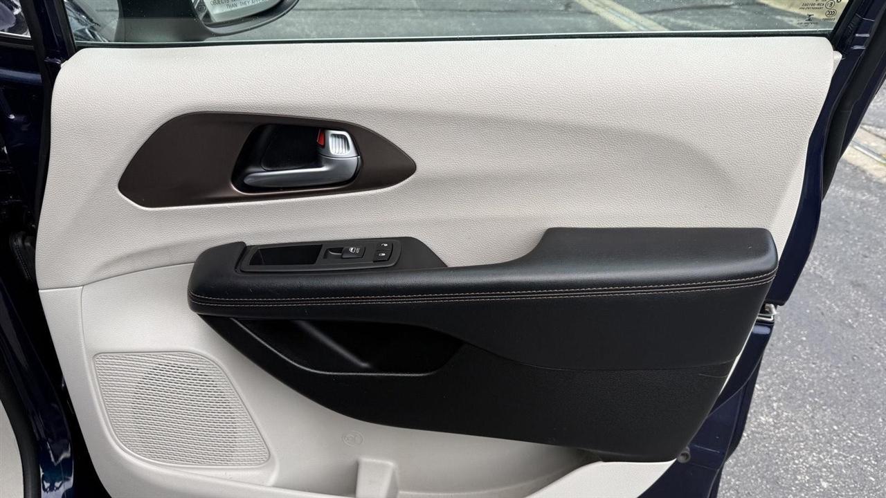 Chrysler Pacifica LX 2017