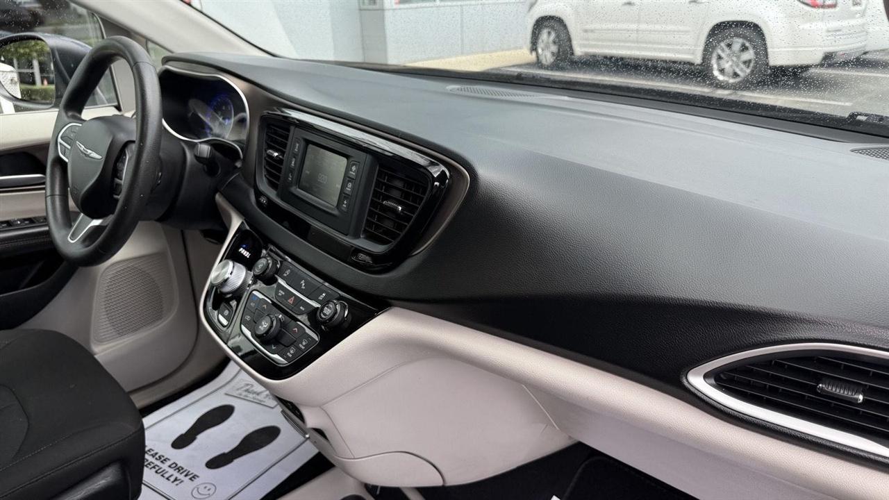 Chrysler Pacifica LX 2017