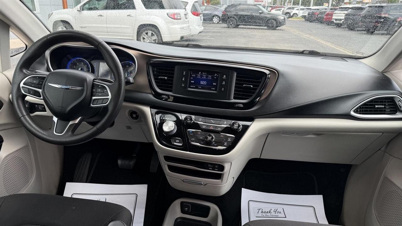 Chrysler Pacifica LX 2017