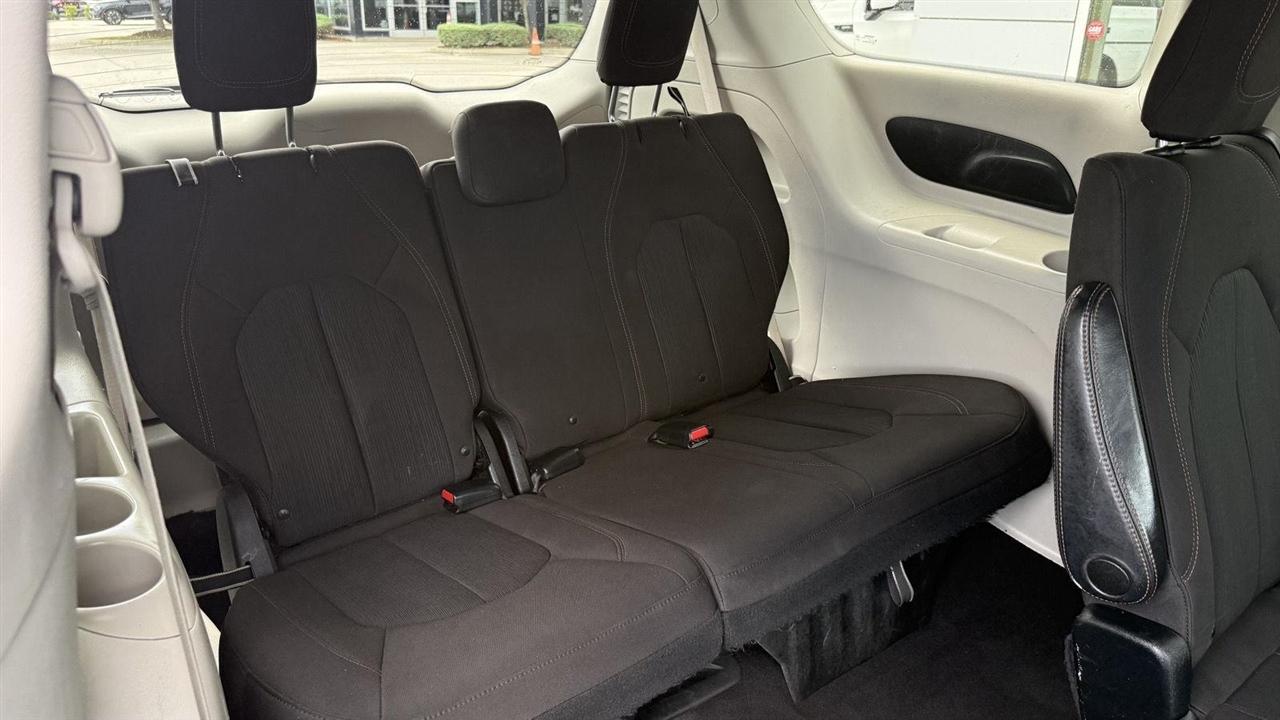 Chrysler Pacifica LX 2017