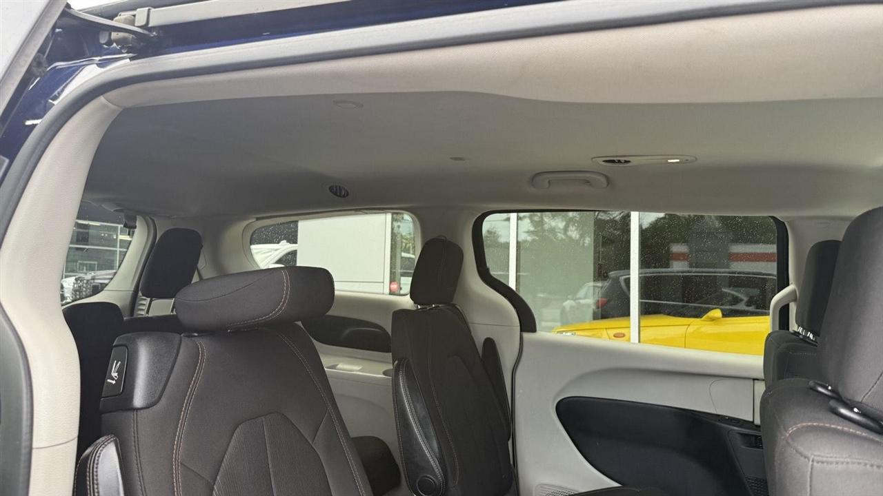 Chrysler Pacifica LX 2017