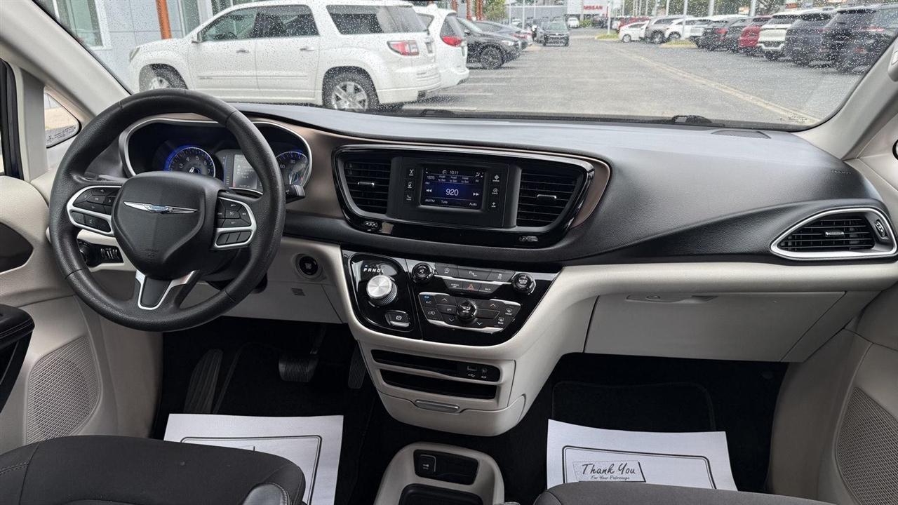 Chrysler Pacifica LX 2017